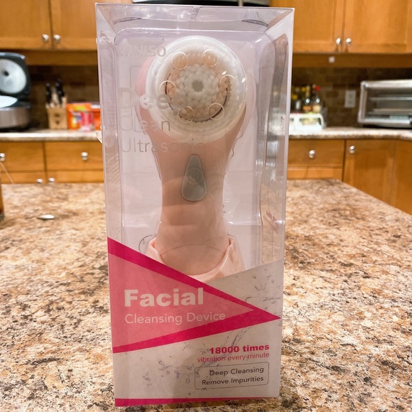 *New*Deep Clean Ultrasonic Facial Cleansing Device - Picture 1 of 3